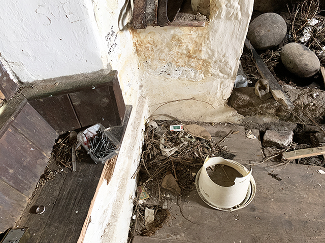 AleisterCrowleys_Interior15