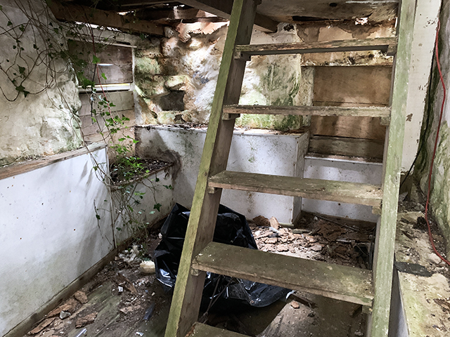 AleisterCrowleys_Interior4